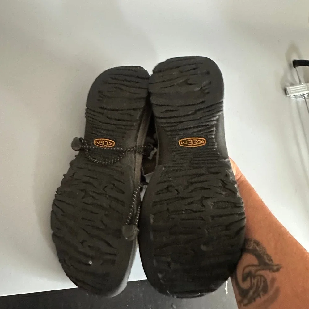 KEEN Whisper Sandals Mens 9.5 Brown Black Waterproof Hiking Water Shoes